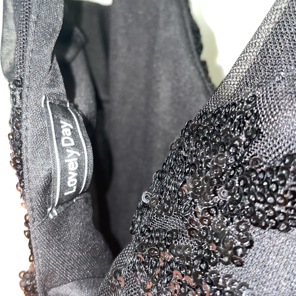 Sequence, black gown - Picture 5 of 7